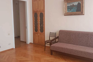 Квартиры Абхазии с кухней, 3х-комнатная Акиртава 5 кв 10 с кухней