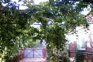 Гостевые дома Должанской с бассейном, "Краснофлотский" с бассейном - фото