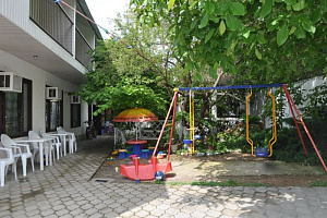 Гостевые дома Бетты с бассейном, "Кипарис" с бассейном - фото