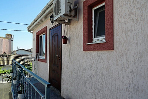 Квартиры Евпатории с видом на море, 2х-комнатная на земле Дмитрия Ульянова 54 с видом на море - снять
