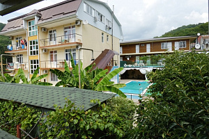 Гостевые дома Солоников с бассейном, "Отель у моря" с бассейном - фото