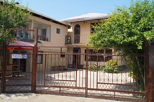 Гостевые дома Абхазии с бассейном, "У Самвела" с бассейном - раннее бронирование