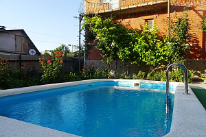 Гостевые дома Голубой Бухты с бассейном, "Нюта" с бассейном - забронировать номер