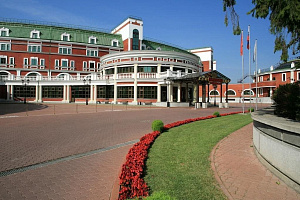 Гостиницы Троицка у парка, "Империал" парк-отель у парка - фото