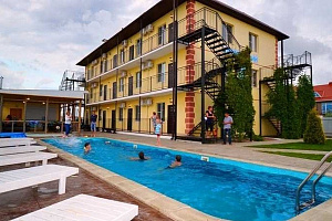 Гостевые дома Голубицкой с бассейном, "Приморский" с бассейном - фото
