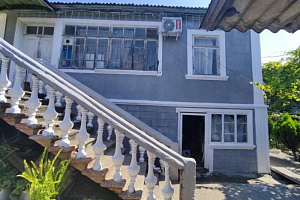 Дома Абхазии на первой береговой линии, Чанба 2-й переулок 14 на первой береговой линии - фото