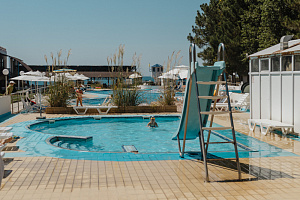 Базы отдыха Ольгинки с бассейном, "АМАКС Курорт Орбита" с бассейном - забронировать