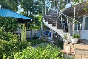 Гостевые дома Голубой Бухты с бассейном, "Семейный дворик" с бассейном - фото