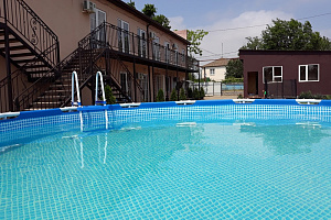 Гостевые дома Кучугур с бассейном, "Центральный" с бассейном