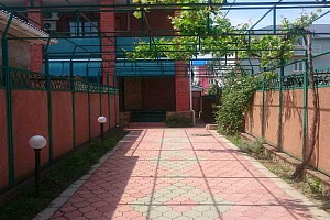 Гостевые дома Витязево с детской площадкой, "Парус" с детской площадкой