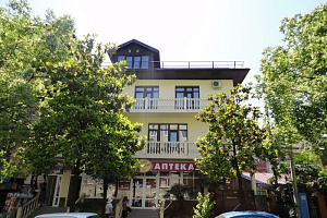 Частный сектор Лазаревского с балконом, "Уютный двор" с балконом