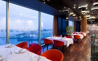 Кафе с лучшими видами на Неву в начале весны в Санкт-Петербурге