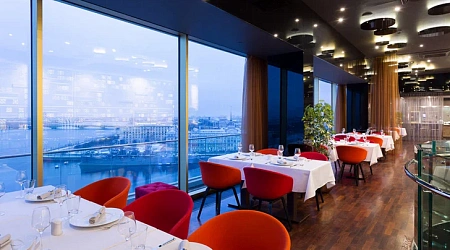 Кафе с лучшими видами на Неву в начале весны в Санкт-Петербурге