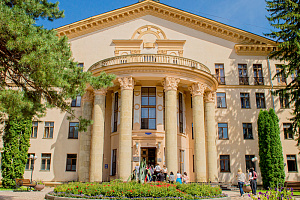 Отели Кисловодска с балконом, "Кисловодский Центральный Военный" с балконом - фото