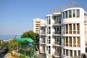 Гостевые дома Алушты с бассейном, "Вилла Камилла" с бассейном - фото