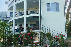 Гостевые дома Нового Афона на первой береговой линии, "Валентина" на первой береговой линии
