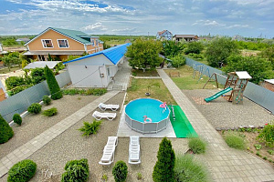 Гостевые дома Кучугур с бассейном, "Лазурный" с бассейном