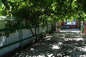 Гостевые дома Кучугур с бассейном, "Апатур" с бассейном