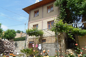 Гостевые дома Орджоникидзе с бассейном, "Гранатовая усадьба" с бассейном