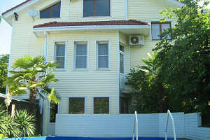 Гостевые дома Головинки с бассейном, "Голубая лагуна" с бассейном - фото