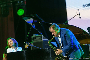 Фото: Саксофонист Игорь Бутман выступает на Sochi Jazz Festival – яркий момент музыкального события в Сочи.